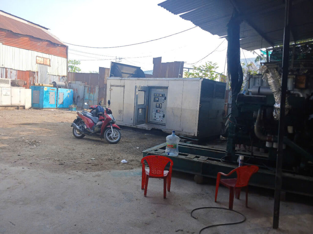 Sửa chữa máy phát điện tại cửa hàng tiện lợi